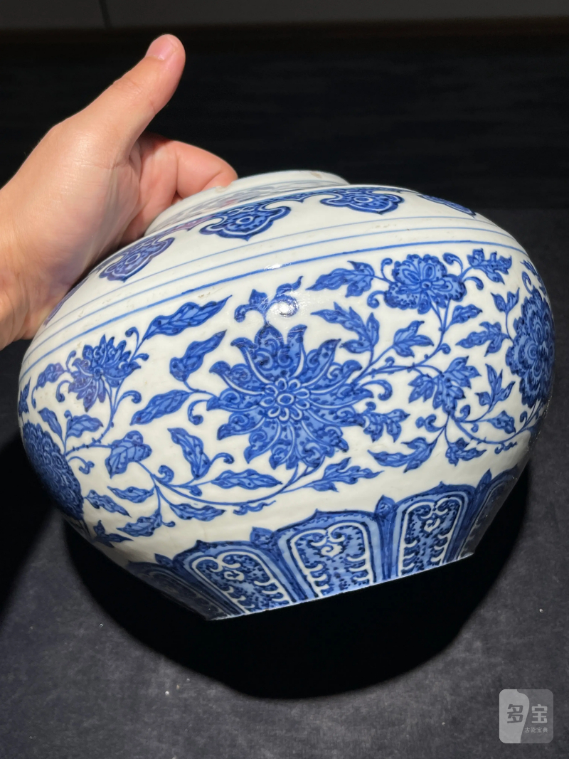 清乾隆 青花缠枝莲纹赏瓶 - 图2